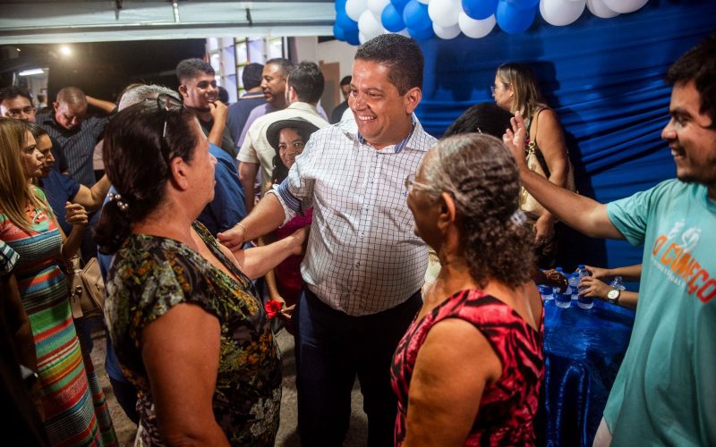 Comunidade da Rua Joana Maranhão comemora assinatura da ordem de serviço para pavimentação da via