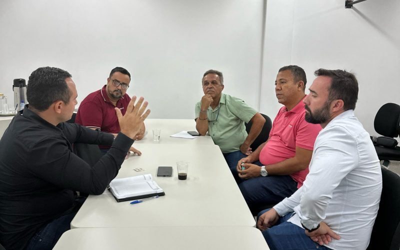 Comitiva Legislativa se reúne com Ministério Público para tratar de cortes no abastecimento de água em bairros de Senhor do Bonfim