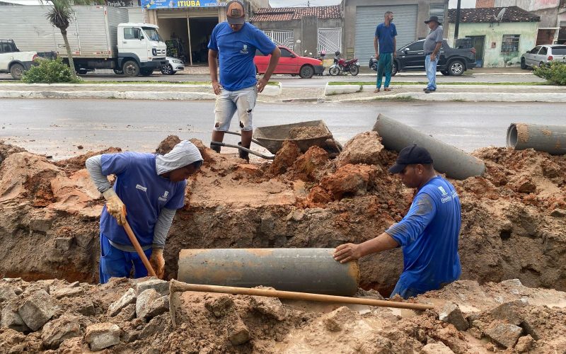 Prefeitura de Filadélfia amplia rede de esgoto na Avenida Eudaldo Mota e avança em saneamento básico