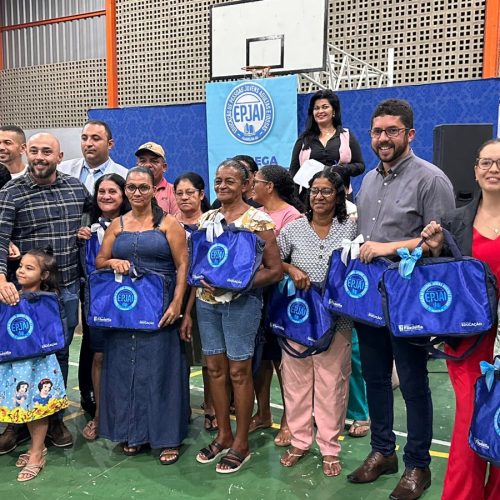 Estudantes da EPJAI recebem kit escolar completo e Prefeitura anuncia incentivo financeiro