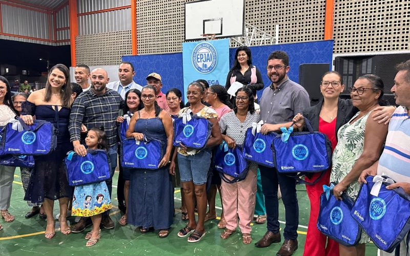 Estudantes da EPJAI recebem kit escolar completo e Prefeitura anuncia incentivo financeiro