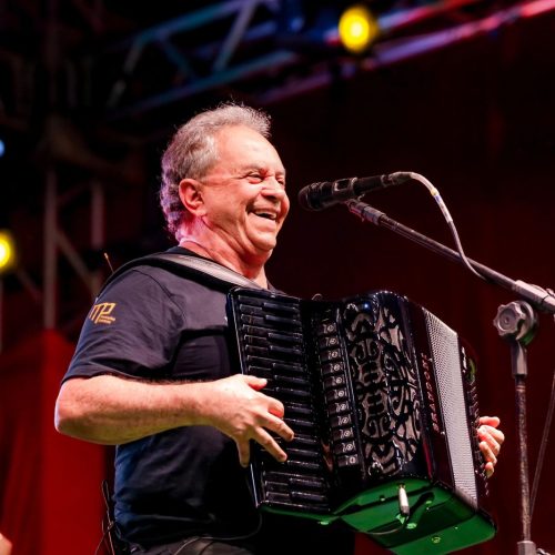 Inesquecível: Flávio José emociona público na Praça durante São João de Senhor do Bonfim