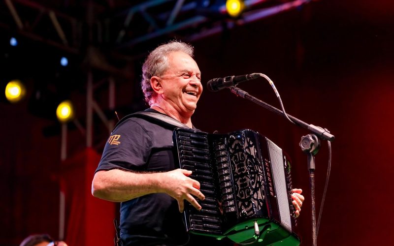 Inesquecível: Flávio José emociona público na Praça durante São João de Senhor do Bonfim