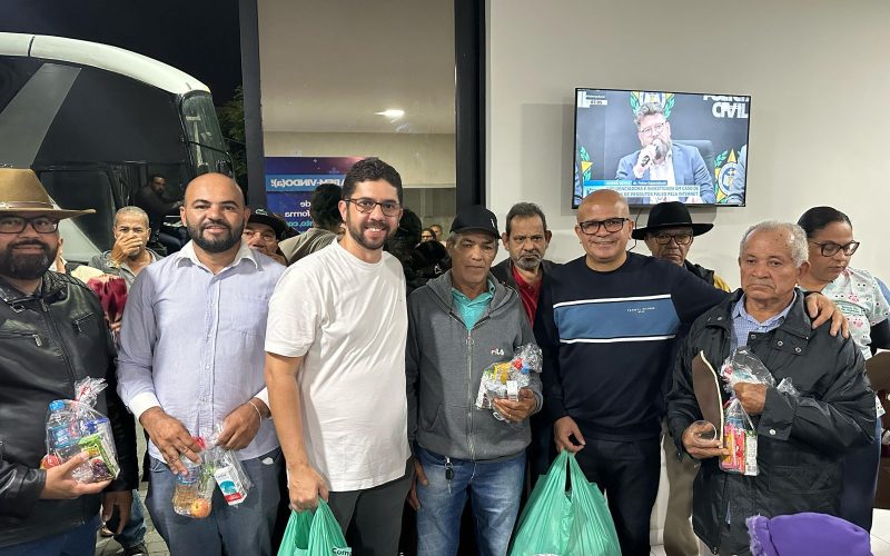 Prefeitura de Filadélfia realiza entrega de kits oftalmológicos para pacientes encaminhados à cirurgia de catarata em Jacobina