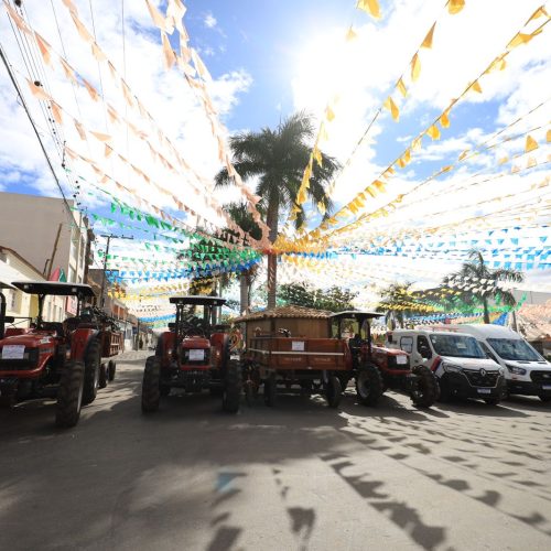 Entrega de tratores fortalece agricultura familiar em Aracatu