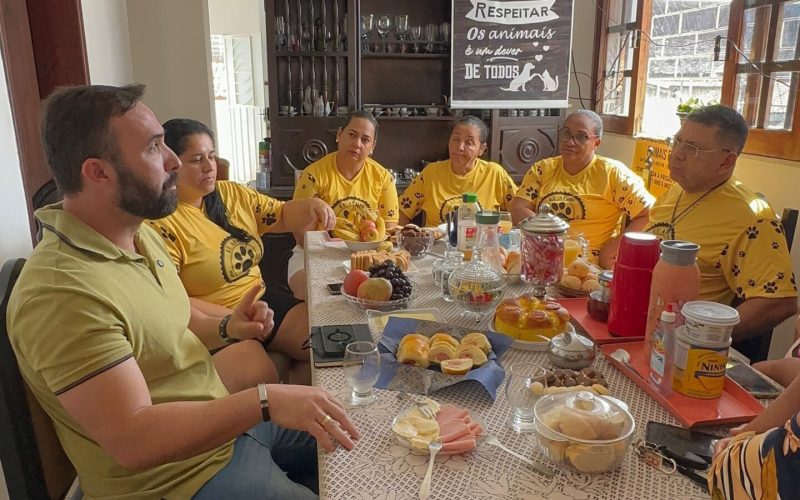 Vereador Weslen Aquino se reúne com cuidadores de animais e visita canil municipal em Senhor do Bonfim