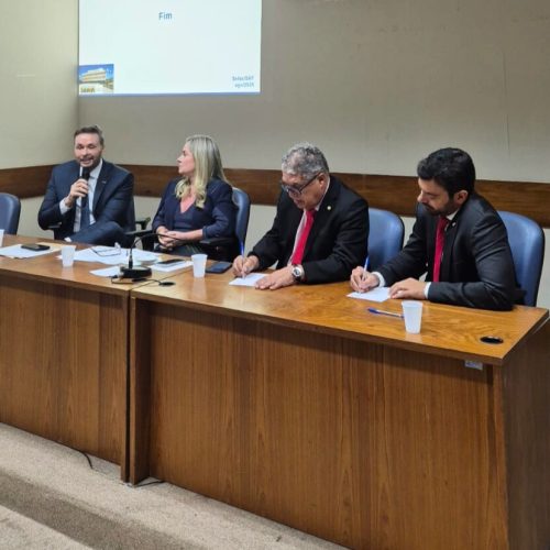 Manoel Vitório explica na Alba projeto que melhoraperfil da dívida do Estado, com economia de R$ 1 bilhão