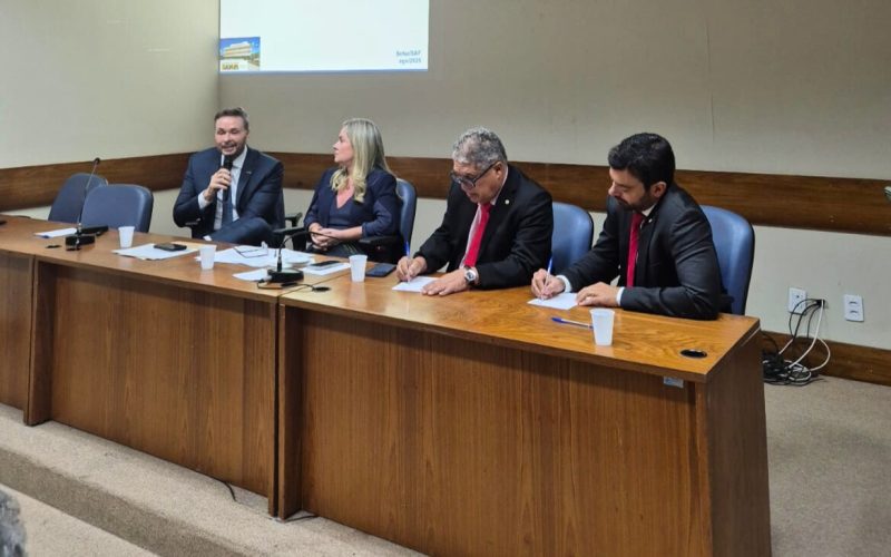 Manoel Vitório explica na Alba projeto que melhoraperfil da dívida do Estado, com economia de R$ 1 bilhão