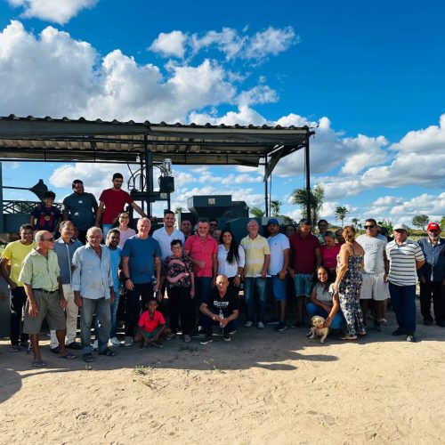 Deputados Bobô e Daniel Almeida entregam casa de farinha móvel a cooperativa em Itiúba