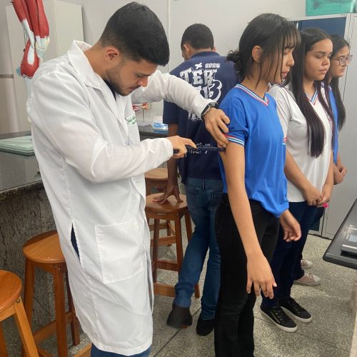 Estudantes de colégio estadual vivenciam experiências práticas em visita à AGES