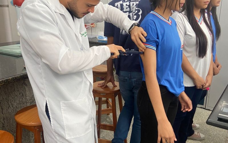 Estudantes de colégio estadual vivenciam experiências práticas em visita à AGES