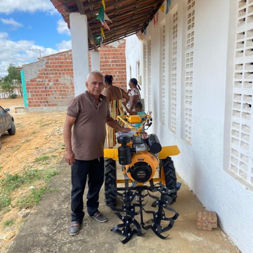 Associação Agropastoril do Povoado de Teiú recebe moto cultivador destinado pelo deputado Bobô