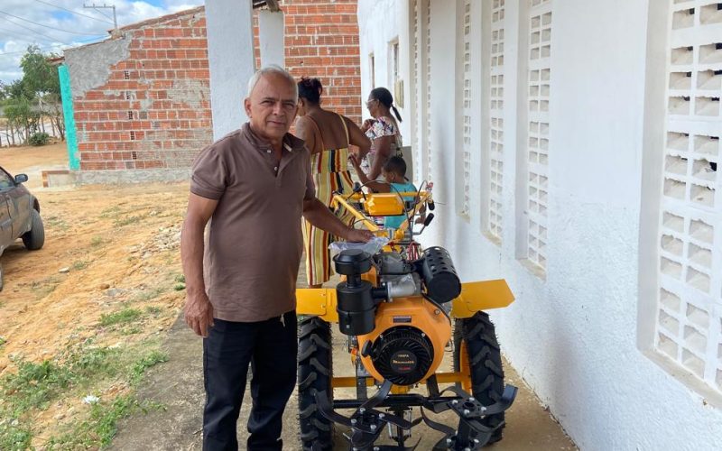 Associação Agropastoril do Povoado de Teiú recebe moto cultivador destinado pelo deputado Bobô