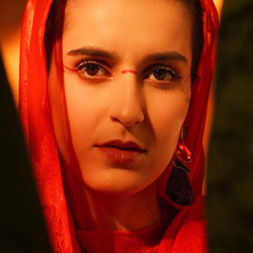 Cantora faz homenagem à ancestralidade e à força feminina