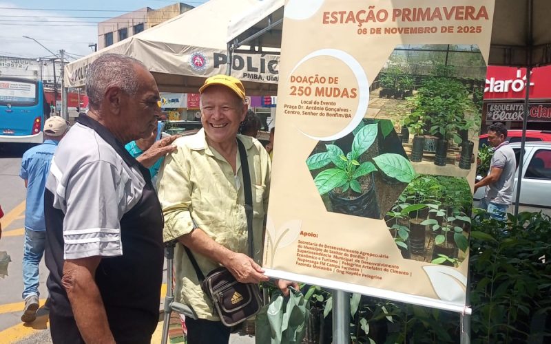 Professor Antônio Augusto distribui mudas de plantas