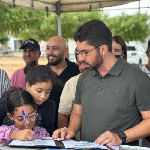 Prefeito Dr. André assina Ordem de Serviço para construção do Campo Society de grama sintética em Aroeira