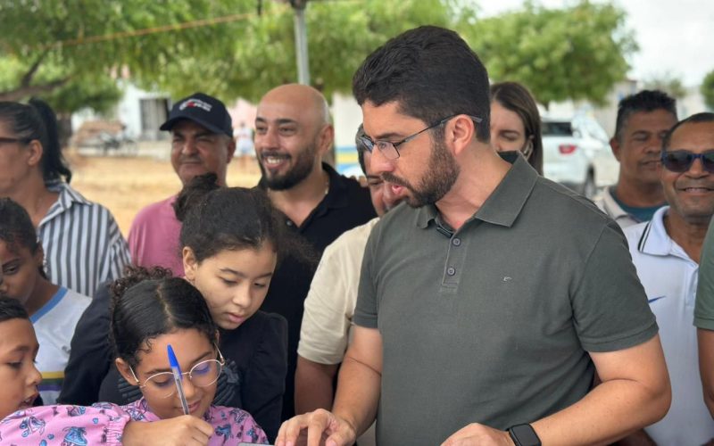 Prefeito Dr. André assina Ordem de Serviço para construção do Campo Society de grama sintética em Aroeira