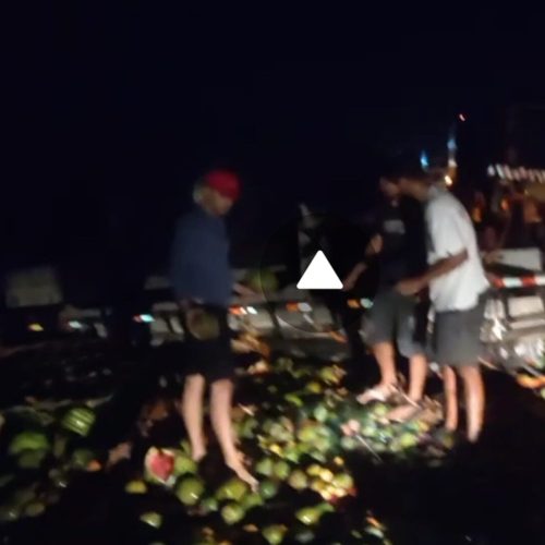 Caminhão carregado de frutas e verduras capota entre Ponto Novo e Filadélfia