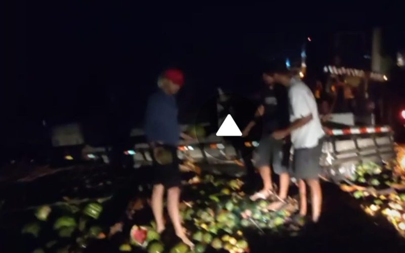Caminhão carregado de frutas e verduras capota entre Ponto Novo e Filadélfia