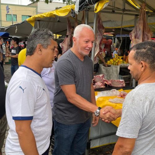Deputado Bobô entrega 55 novas barracas padronizadas a feirantes de Senhor do Bonfim