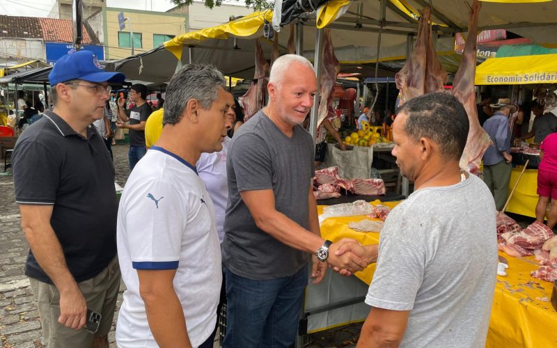 Deputado Bobô entrega 55 novas barracas padronizadas a feirantes de Senhor do Bonfim