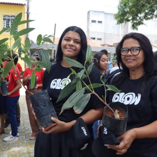 Prefeitura de Senhor do Bonfim promove ação de arborização com plantio e distribuição de mudas nos bairros Populares e Novo Horizonte