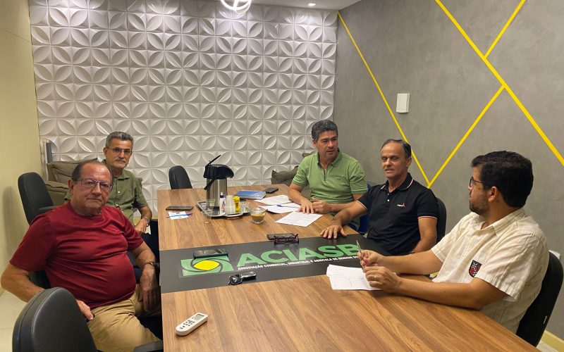 Vice-prefeito Elizeu Rios participa de reunião na ACIASB para discutir fortalecimento do comércio em Senhor do Bonfim