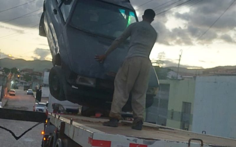 DMTRANS recolhe veículo em estado de abandono na tarde desta quarta-feira