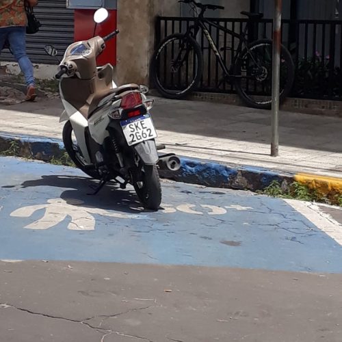 Desordem no trânsito: vagas de cadeirantes e idosos são desrespeitadas em Senhor do Bonfim