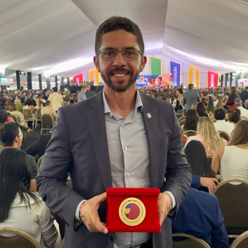 Prefeito de Filadélfia recebe Selo Ouro em alfabetização durante cerimônia em Brasília