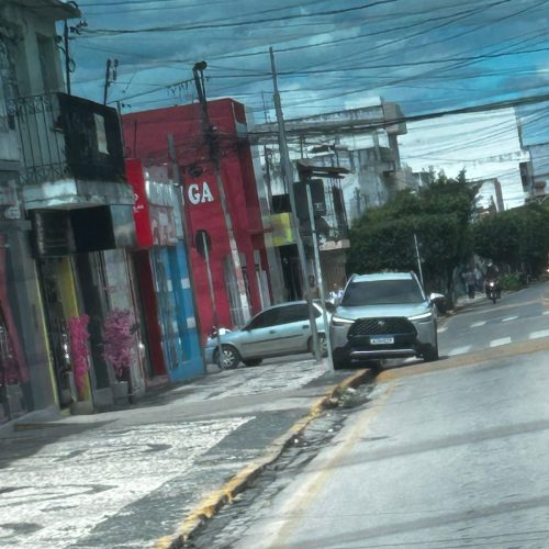 Veículo é flagrado estacionado de forma irregular em área proibida e falta de fiscalização gera críticas em Senhor do Bonfim