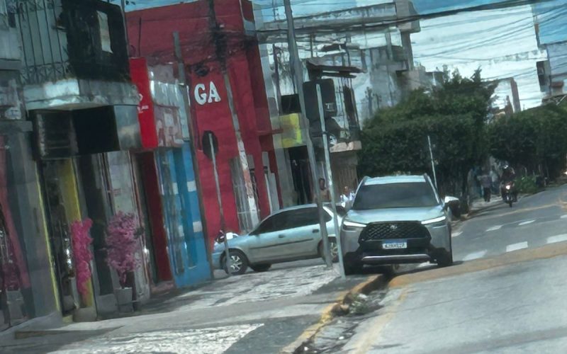 Veículo é flagrado estacionado de forma irregular em área proibida e falta de fiscalização gera críticas em Senhor do Bonfim