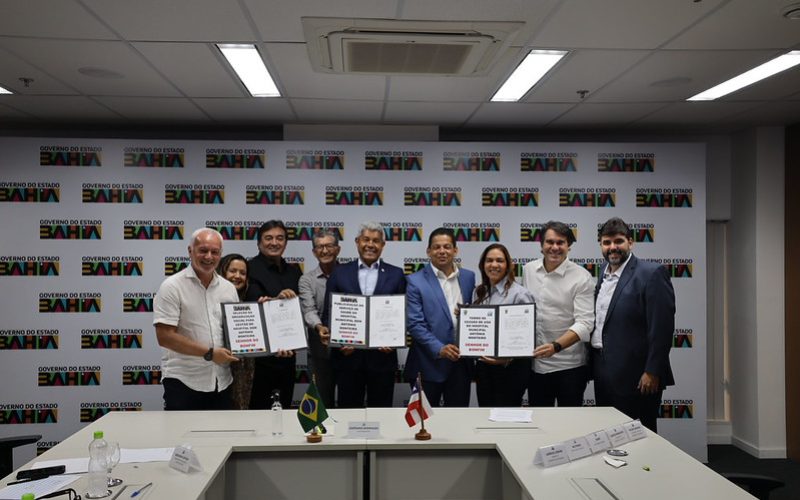 Bobô participa da assinatura do termo de cessão que oficializa a estadualização do Hospital Dom Antônio Monteiro
