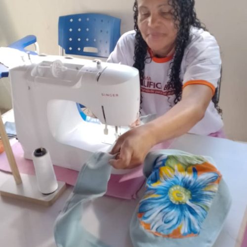 Mulheres do Alto da Maravilha concluem curso de corte e costura promovido pelo Governo do Estado