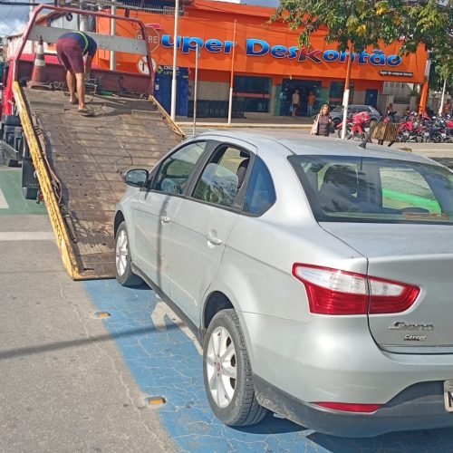 DMTRANS começa a rebocar veículos estacionados em vagas especiais em Senhor do Bonfim