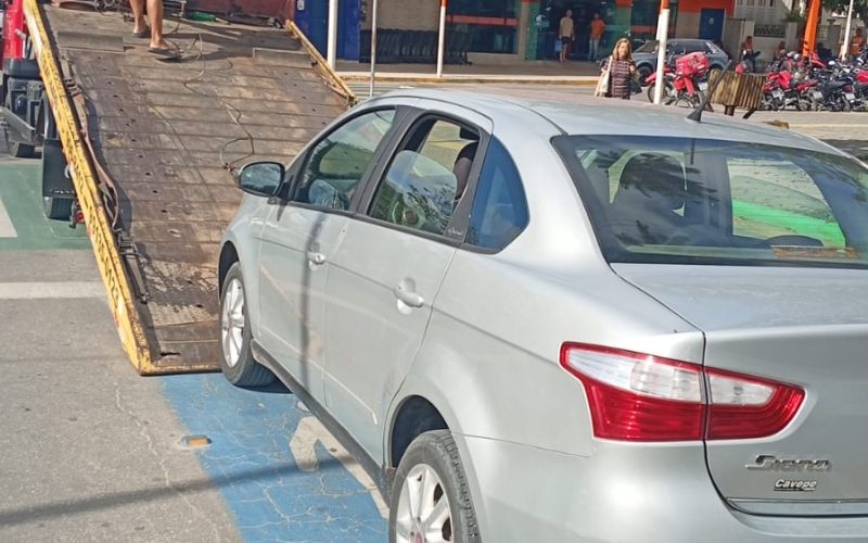 DMTRANS começa a rebocar veículos estacionados em vagas especiais em Senhor do Bonfim