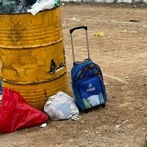 Mochila escolar fornecida pelo município é encontrada no lixo ao lado de creche em Senhor do Bonfim