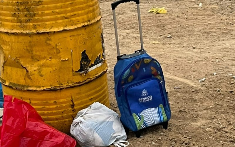 Mochila escolar fornecida pelo município é encontrada no lixo ao lado de creche em Senhor do Bonfim