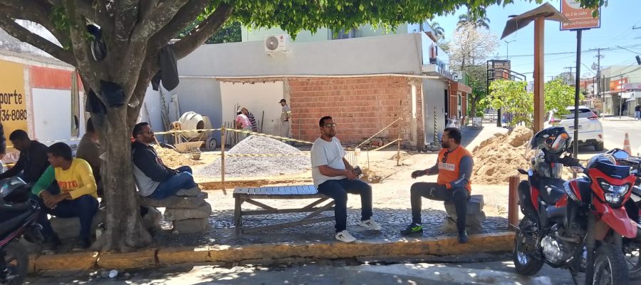 Pioneiros do mototáxi enfrentam situação de constrangimento após demolição de antigo ponto em Senhor do Bonfim