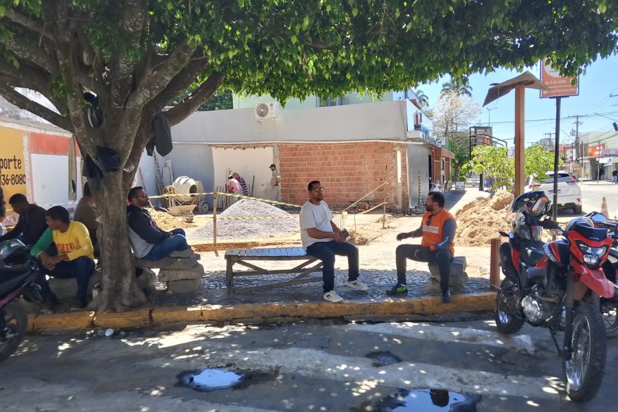 Pioneiros do mototáxi enfrentam situação de constrangimento após demolição de antigo ponto em Senhor do Bonfim