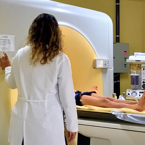 Representante do Ministério da Saúde visita carreta de exames de imagem