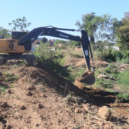 Prefeitura realiza limpeza do Canal da Malária em Senhor do Bonfim