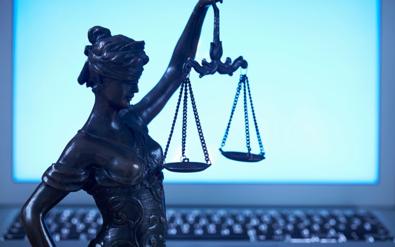 Treta jurídica: advogado ligado a réu por homicídio paga hotel a jurados