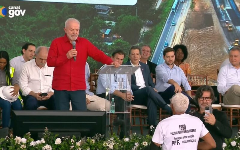 Homem interrompe fala de Lula para cobrar promessa de 2009