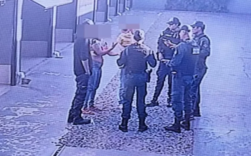 Menino de 2 anos encontrado em motel com a mãe e dois homens