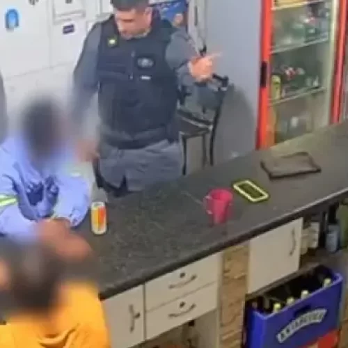 Policial militar é flagrado agredindo homem em bar no ES