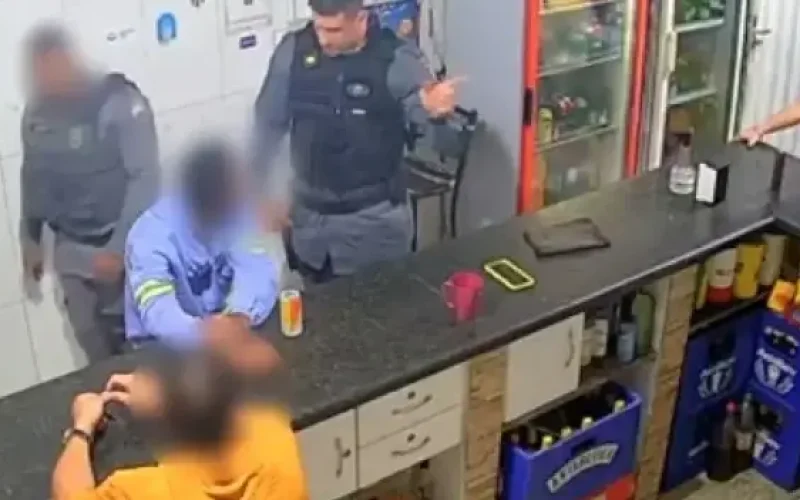Policial militar é flagrado agredindo homem em bar no ES