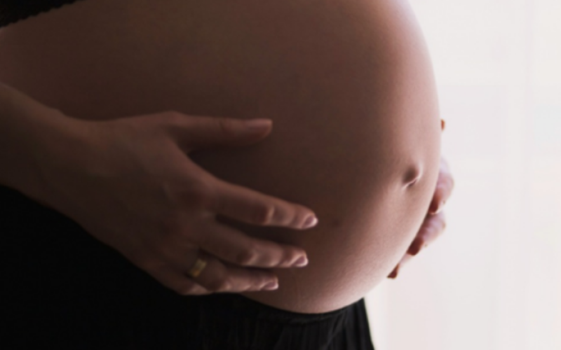 Mulher acusa namorado médico de fazer aborto nela sem o seu consentimento