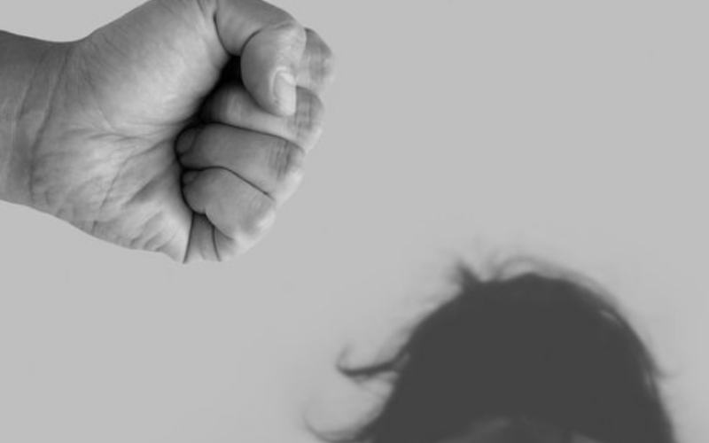 Homem é preso após agredir e ameaçar a própria mãe que negou dinheiro para comprar drogas