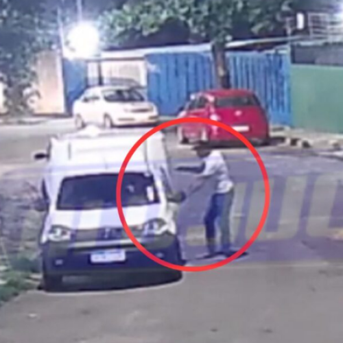 Entregador é rendido por criminoso e tem carro roubado no bairro do Costa Azul